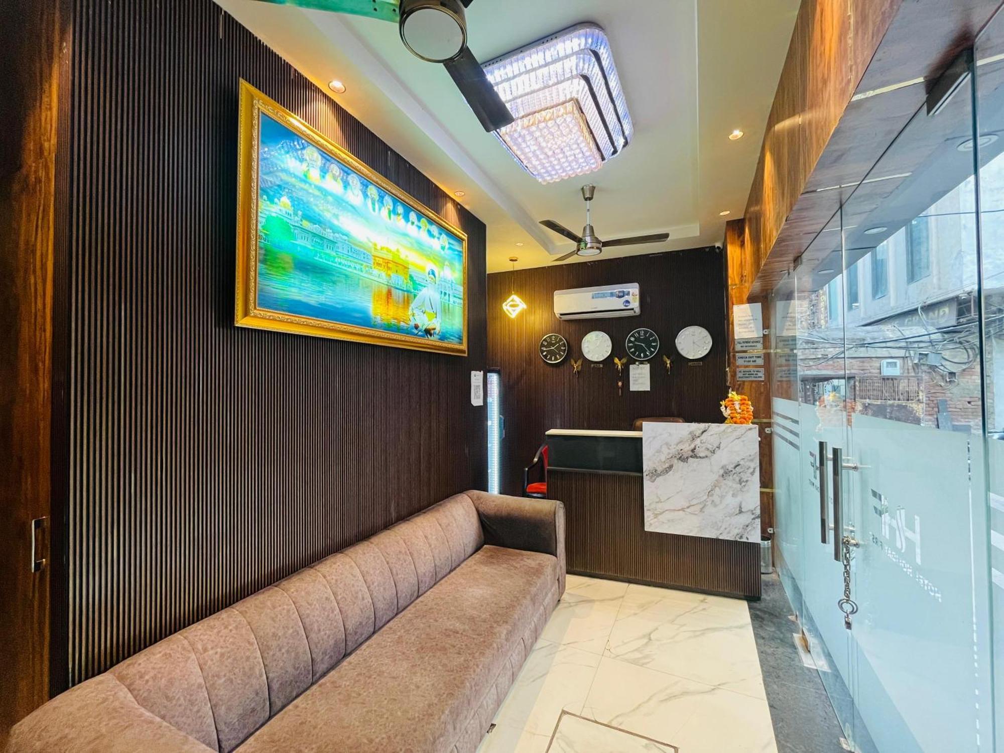 Hotel Holiday First 300 Meter From Golden Temple Amritsar Exteriér fotografie